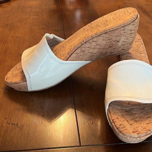 Stuart Weitzman white patent leather wedges size 41 - Picture 3 of 7
